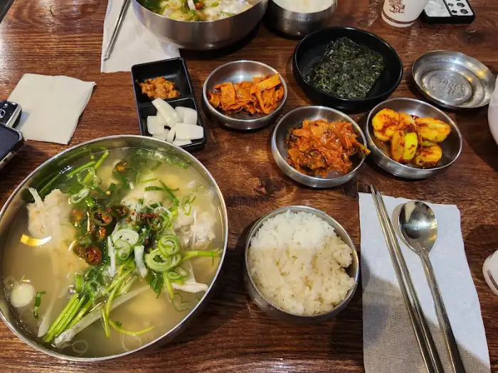 테이블 위 식사 모습