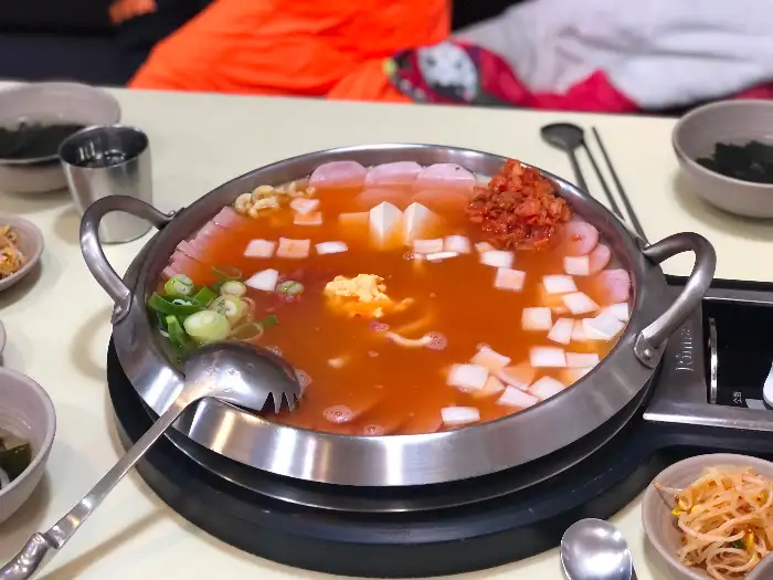 푸짐한 재료가 돋보이는 부대찌개