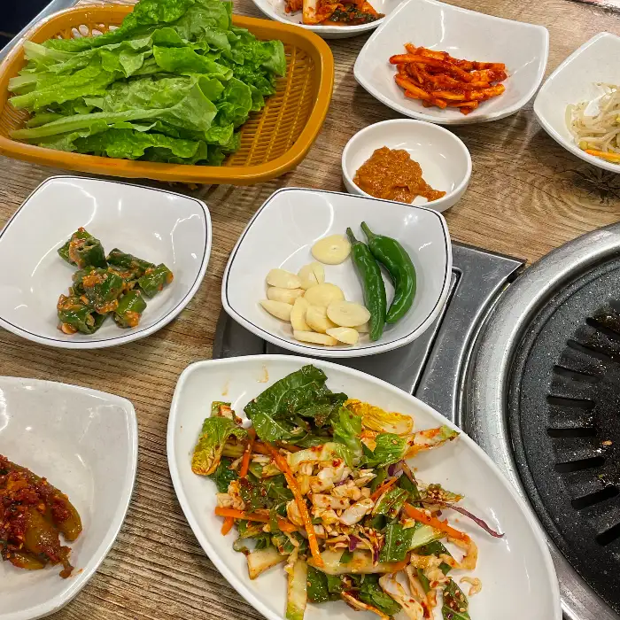 갓 지어 나온 찰진 솥밥과 숭늉