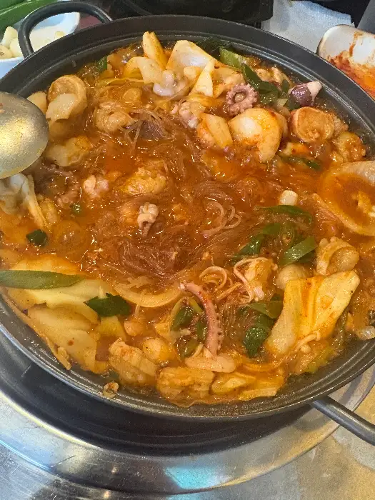 다양한 해산물과 야채가 들어있는 쭈꾸미 전골