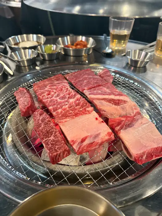 숯불 위에 올려 구워지는 소갈비