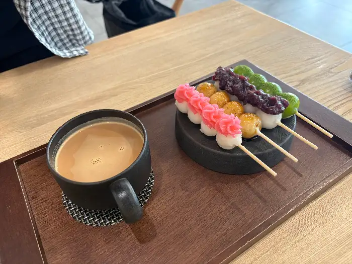 오마모리의 당고와 커피 사진