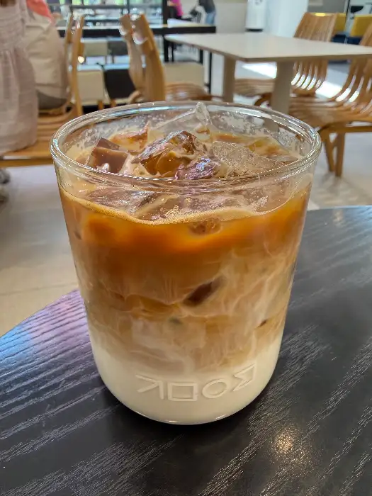 층층이 쌓인 크림과 커피의 조화로운 라떼