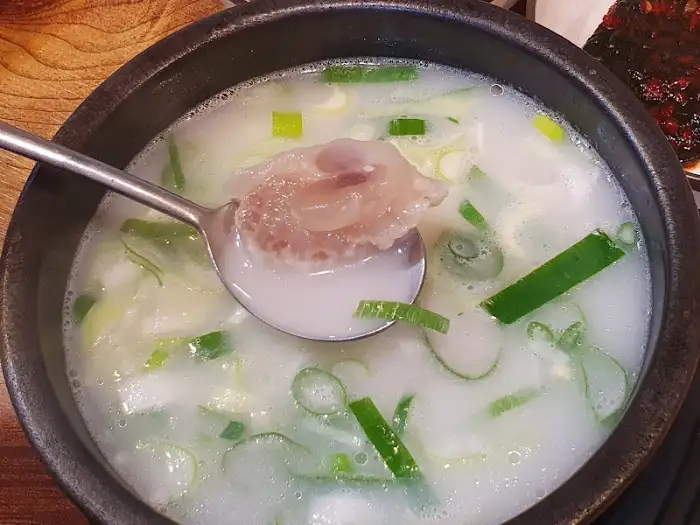숟가락에 떠진 부드러운 갈비살