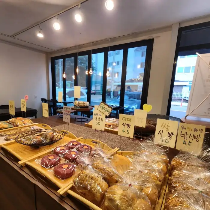 오밀조밀 빵 진열대 상세 모습