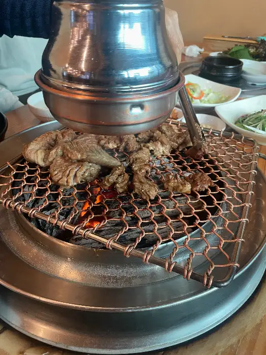 참숯 위에서 구워지고 있는 돼지갈비
