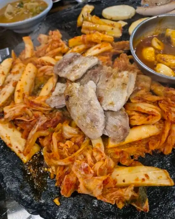 고기와 함께 구워지는 김치