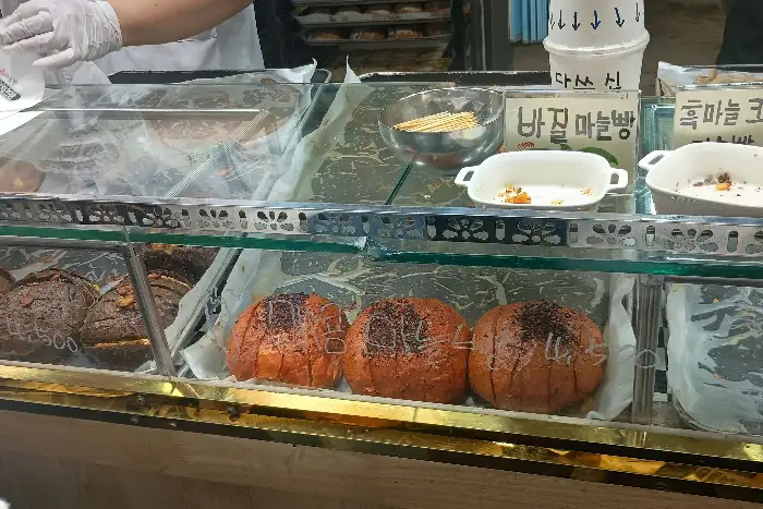 진열된 빵들