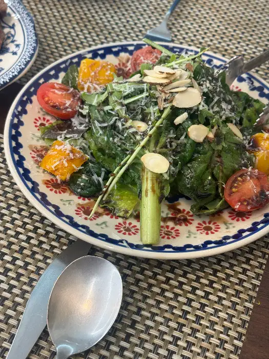 신선한 채소와 방울토마토, 아몬드 슬라이스가 곁들여진 샐러드