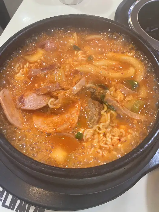 작은 뚝배기에 담긴 부대찌개