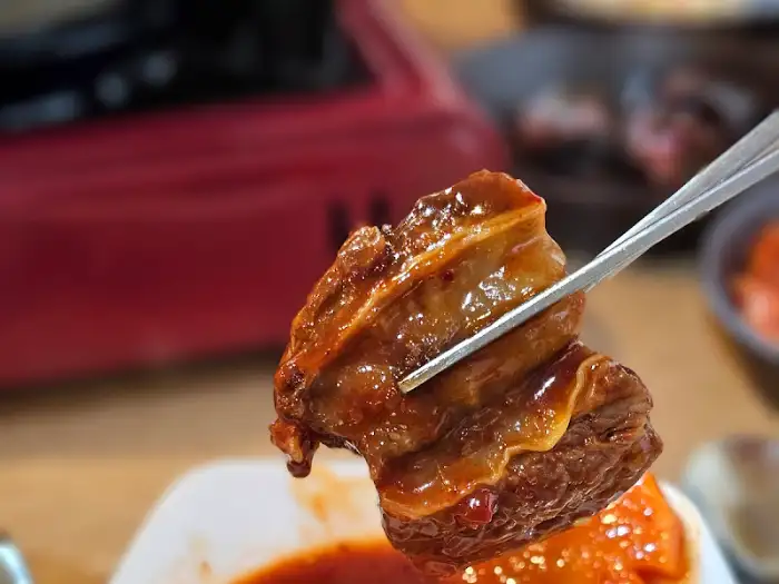 쫀득하게 윤기가 도는 매운 갈비찜