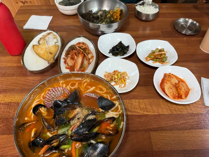 테이블에 차려진 다양한 음식들