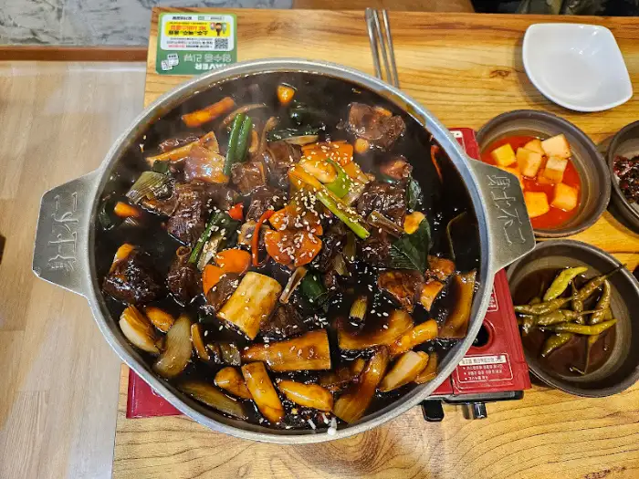 다양한 채소와 함께 끓여진 매운 갈비찜