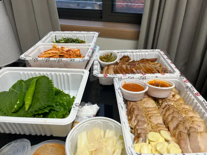 신선한 겉절이와 족발