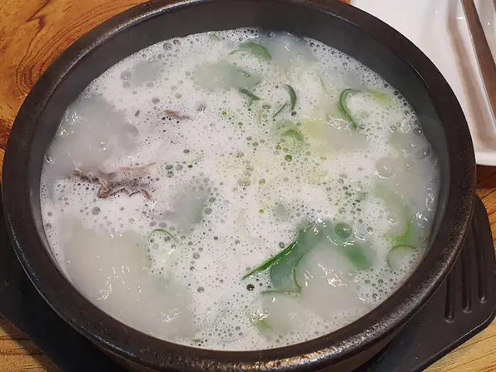 뽀얀 국물의 곰탕, 파와 함께
