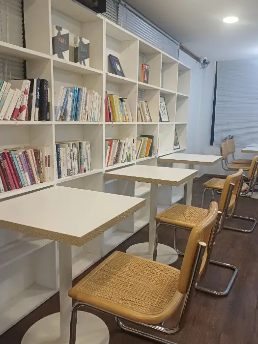 창가 테이블과 책장