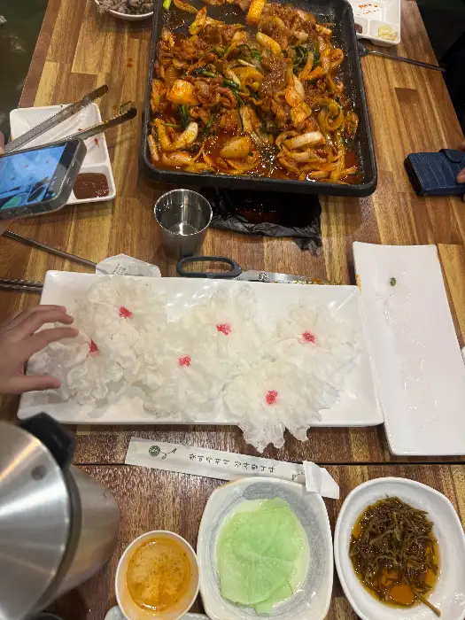 푸짐한 오리 주물럭