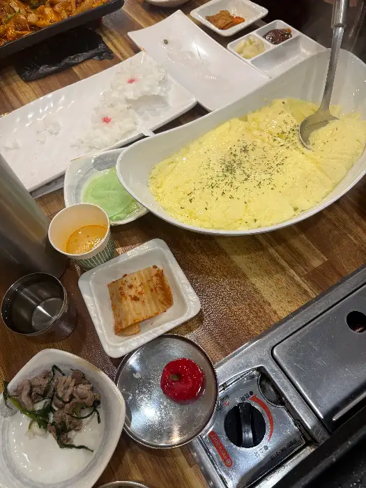다양한 밑반찬과 노란 계란 요리