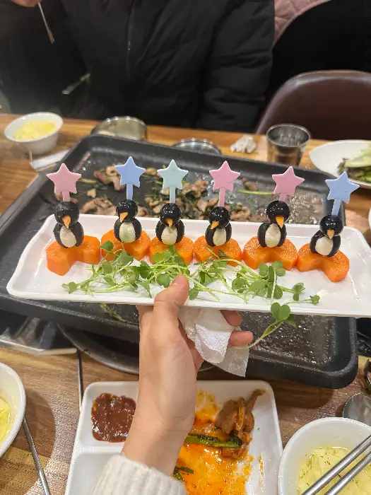 펭귄 모양의 귀여운 사이드 메뉴