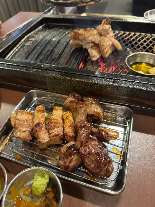 잘 구워진 삼겹살과 껍데기