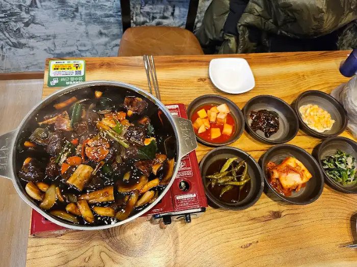 테이블에 차려진 푸짐한 식사 한 상