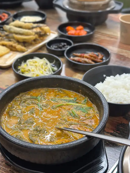 테이블 세팅된 추어탕과 반찬