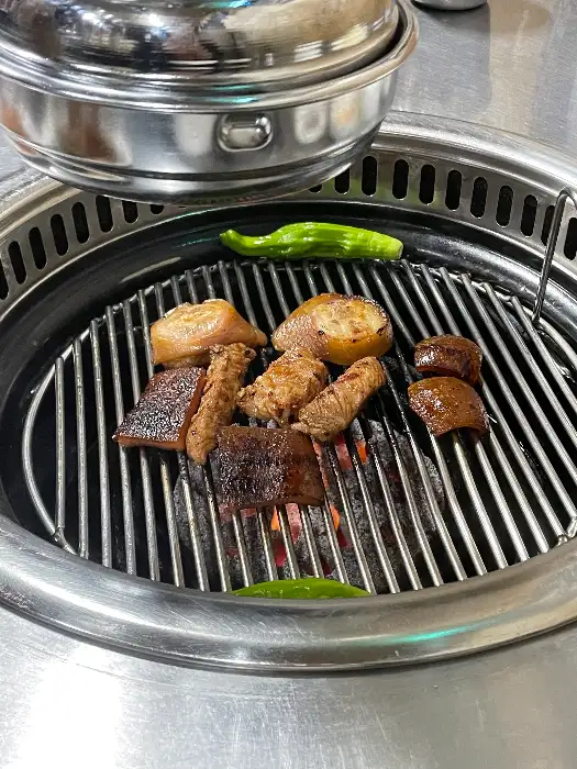 껍데기와 소금구이, 그리고 꽈리고추가 불판 위에서 익어가고 있다.