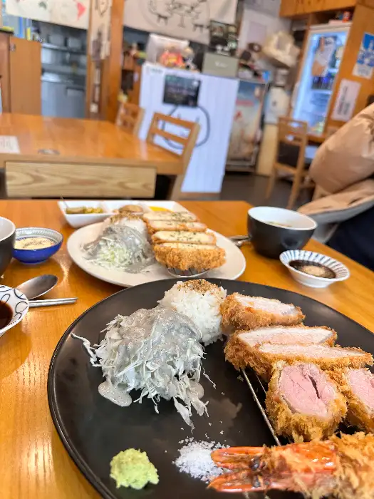다양한 돈까스 메뉴가 함께 나오는 모듬카츠
