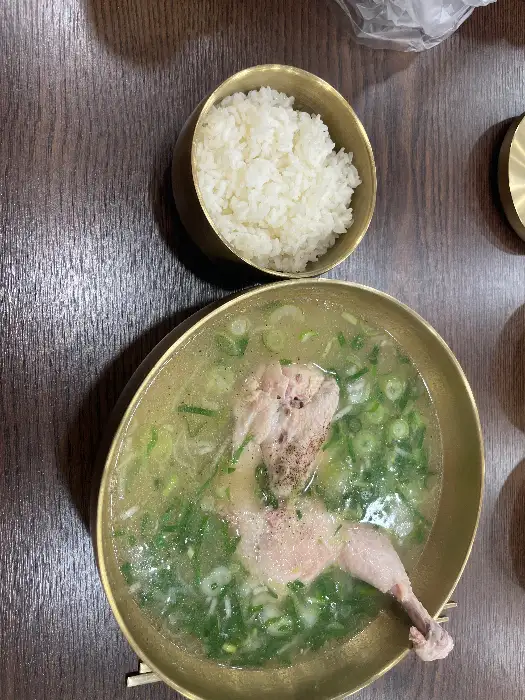 뽀얀 닭 육수의 칼국수