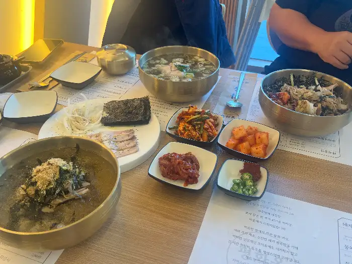 돼지곰탕과 곁들임 메뉴