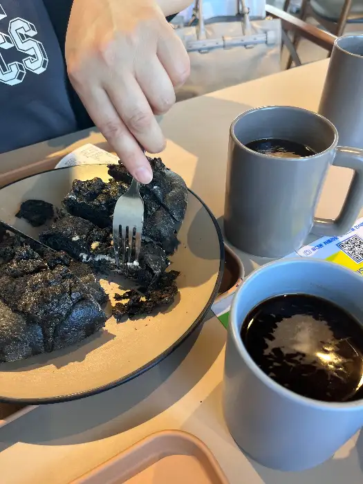 포크로 빵을 찍는 모습