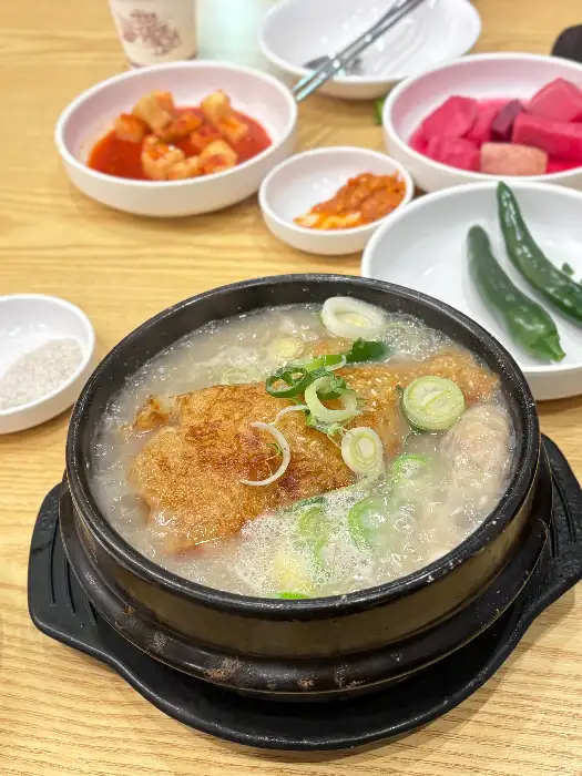 누룽지가 듬뿍 올라간 먹음직스러운 누룽지 삼계탕