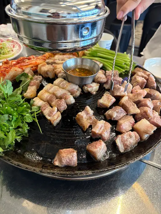 직원이 삼겹살을 굽는 모습