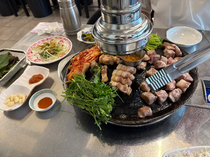 삼겹살을 쌈으로 싸 먹는 모습