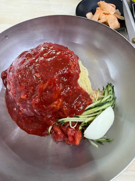 비빔밀면의 푸짐한 모습