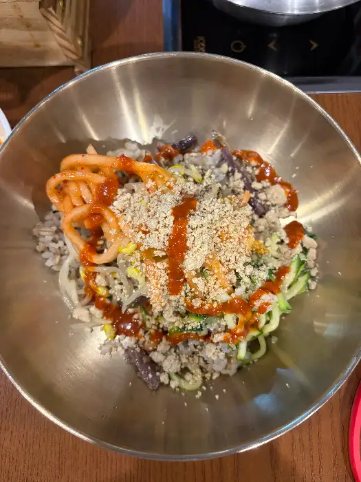 비빔밥 재료가 푸짐하게 담긴 그릇