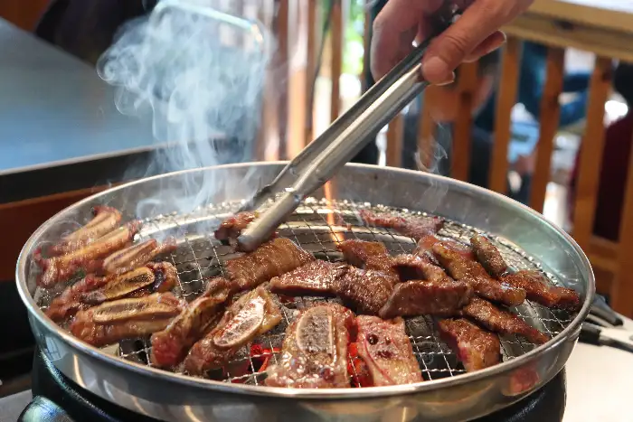 집게로 집어 올리는 갈빗살