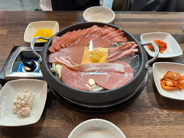 부대찌개와 밥, 밑반찬이 함께 놓인 모습