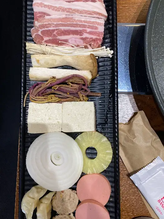 정갈하게 담긴 반찬과 곁들임