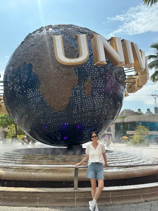 UNI Globe 앞에서 포즈를 취한 여성