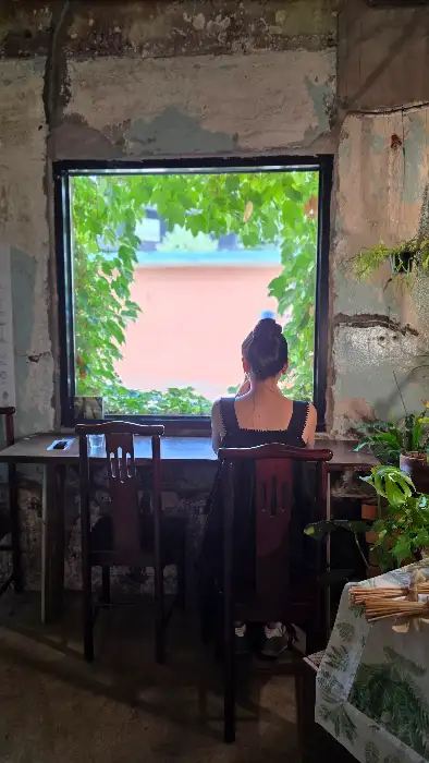 창밖 풍경을 바라보는 여성