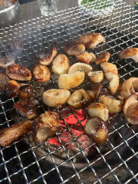 숯불 위에서 노릇하게 익어가는 막창