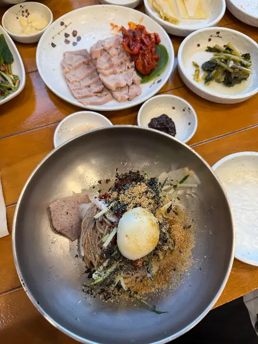 다양한 반찬과 함께 나온 메인 메뉴들
