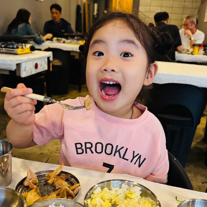 즐겁게 식사하는 아이
