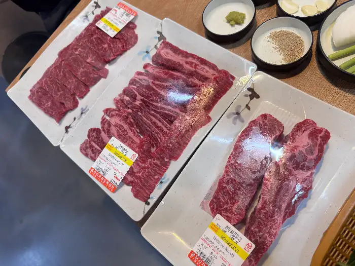 다양한 부위의 신선한 생고기