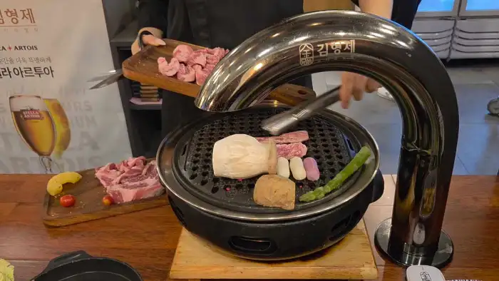 직원이 고기를 굽고 있는 모습