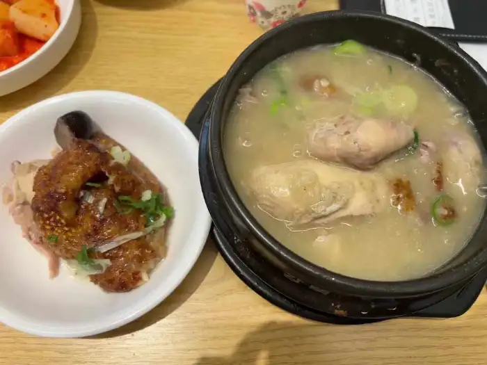 먹음직스러운 삼계탕 한 상 차림
