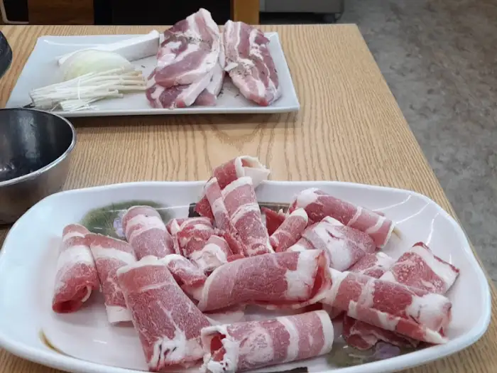 신선한 삼겹살과 얇게 썬 돼지고기 플레이트