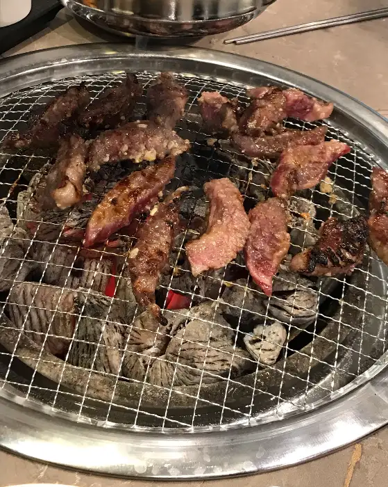 숯불 위에 올라간 고기