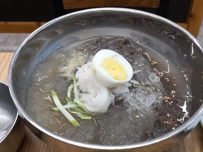 차가운 육수에 말아져 나온 물냉면